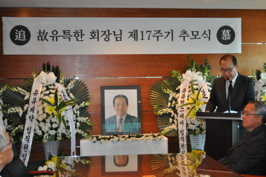 유유제약이 6일 오전 서울 중구 본사에서 고 유특한 창업주의 17주기 추모식을 진행했다. 최인석 사장(왼쪽)이 추모사를 하고 있다.(유유제약 제공)